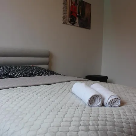Wola Modern Black&white Appartement Cracovie